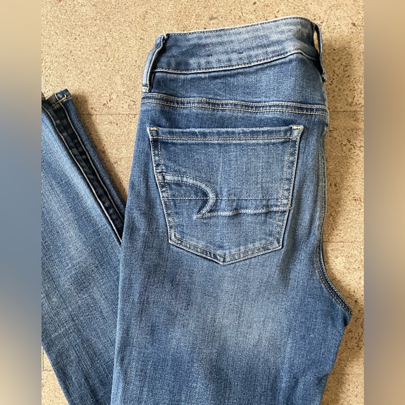 Super stretch high rise jegging medium wash. - Picture 3 of 4